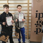 Dwóch chłopaków pozuje do zdjęcia z dyplomami w rękach..jpg