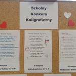 Tablica z nagrodzonymi pracami_ wokół białe i czerwone serca.jpg