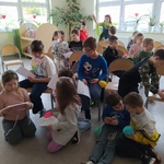 Uczniowie trzymają w rękach kolorowanki.jpg