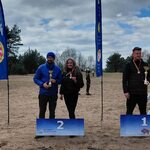 Dwóch nauczycieli pozuje z medalami.jpg