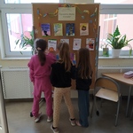 3 uczennice oglądają wystawę prac konkursowych .jpg