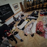 Grupa dzieci śpi na podłodze na kocach.jpg