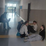 Dziewczyny udzielają pierwszej pomocy osobno na korytarzu..jpg