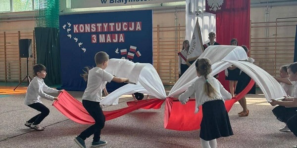 Dzieci tańczą z flagą.jpg