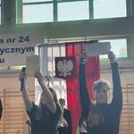 Dwie dziewczynki trzymają kartki w górze.jpg