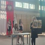 Grupa uczniów występuje na tle flagi biało-czerwonej.jpg