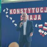 Pan dyrektor przemawia na tle napisu konstytucja 3 maja.jpg