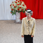 Elegancka dziewczyna w kapeluszu z woalką.jpg