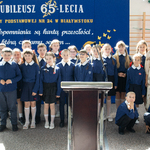 Grupa uczniów w fartuszkach granatowych pozuje do zdjęcia.jpg