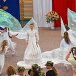uczniowie ubrani w stroje aniołów tańczą na scenie .jpg
