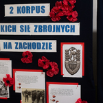 wystawa szkolna gazetka z makami ilustracjami o żołnierzach.jpg