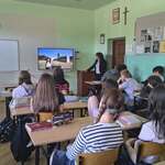 Grupa uczniów siedzi w kklasie i ogląda prezentację na ekranie.jpg
