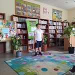 Uczeń klasy 2a recytuje wiersz w bibliotece.jpg