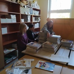 Uczennice liczą podręczniki w bibliotece.jpg