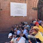 Grupa uczniów siedzi na schodach..jpg
