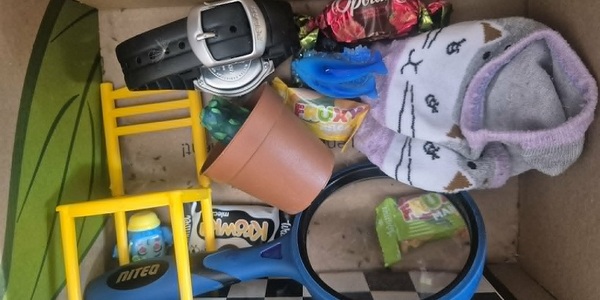 Widok pudełka z róznymi rzeczami..jpg