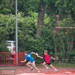 Dwóch chłopaków w biegu na boisku_ w tle drzewa..jpg