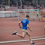 chlopiec biegnie po boisku.jpg