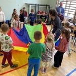 Dzieci trzymają kolorową chustę.jpg