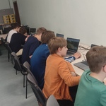 Grupa chłopaków siedzi przy laptopach..jpg