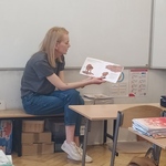 Nauczycielka czyta książkę .jpg
