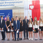 Grupa uczennic i uczniów elegancko ubranych pozuje do zdjęcia  z dyrektorem.jpg