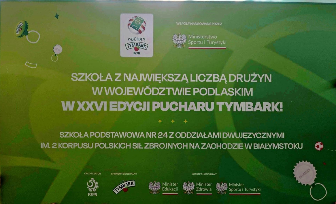 Zielona tablica z napisem o pucharze Tymbarka.PNG