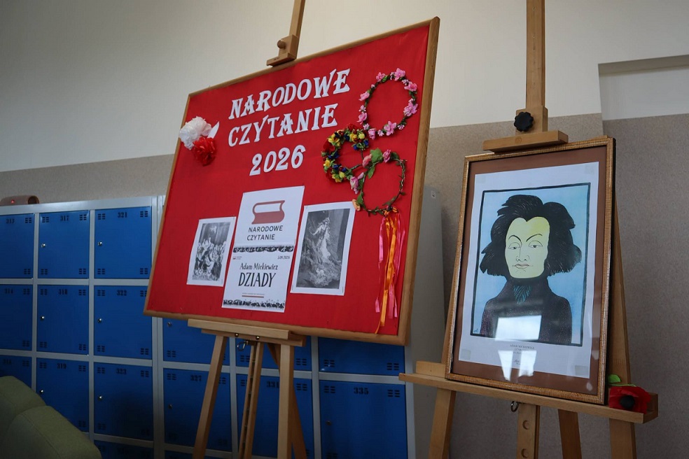 Dwie tablice _ jedna z napisem Narodowe Czyatnie_ druga z portretem.jpg