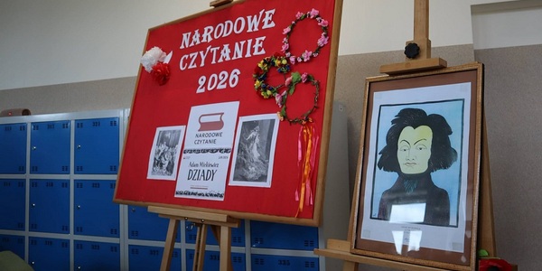 Dwie tablice _ jedna z napisem Narodowe Czyatnie_ druga z portretem.jpg