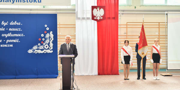 Prezydent Tadeusz Truskolaski przemawia z mównicy.