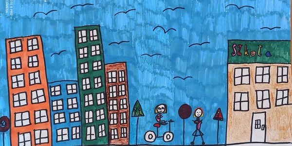 Plakat namalowany przedstawia bloki i dzieci idące i jadące na rowerze.