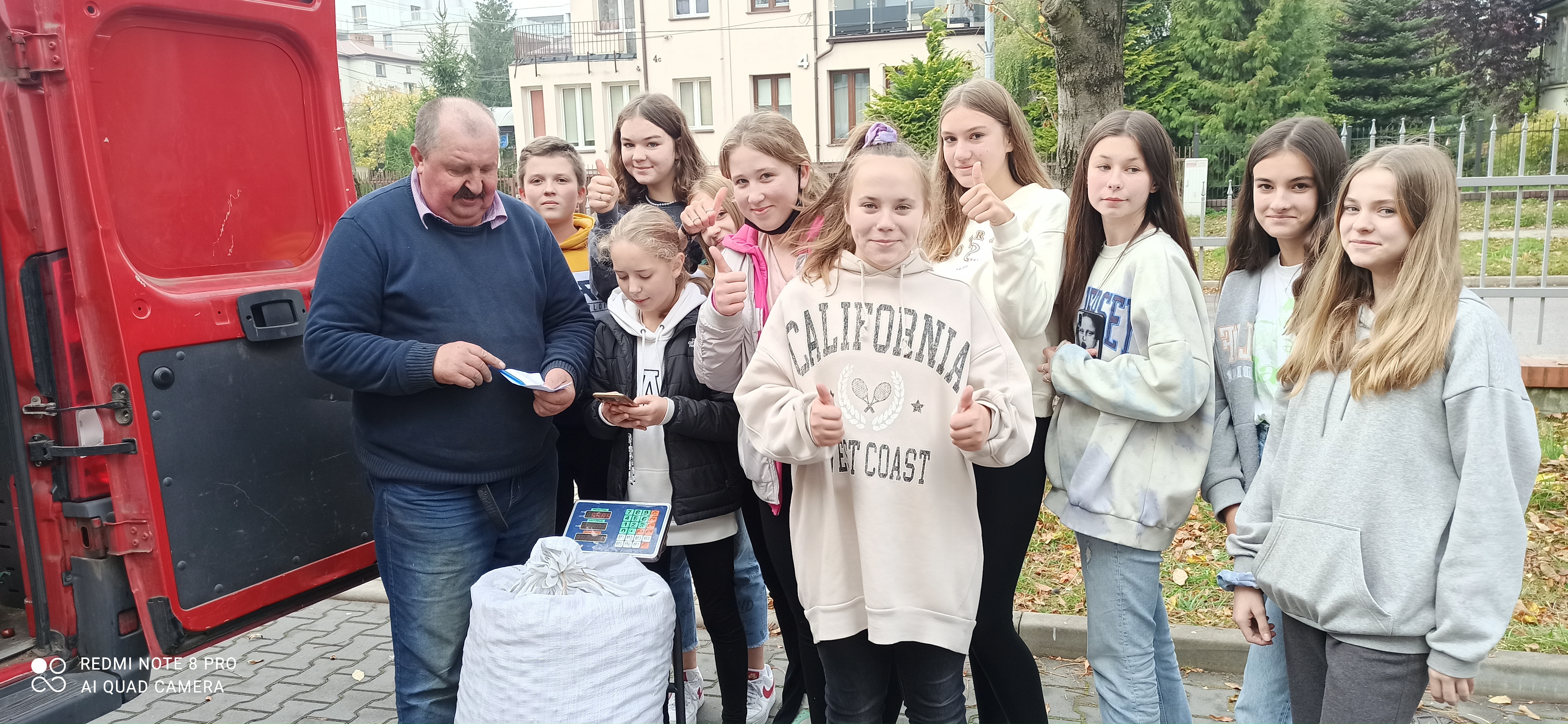 Uczniowie liczący kasztany i pieniądze z odbiorcą,