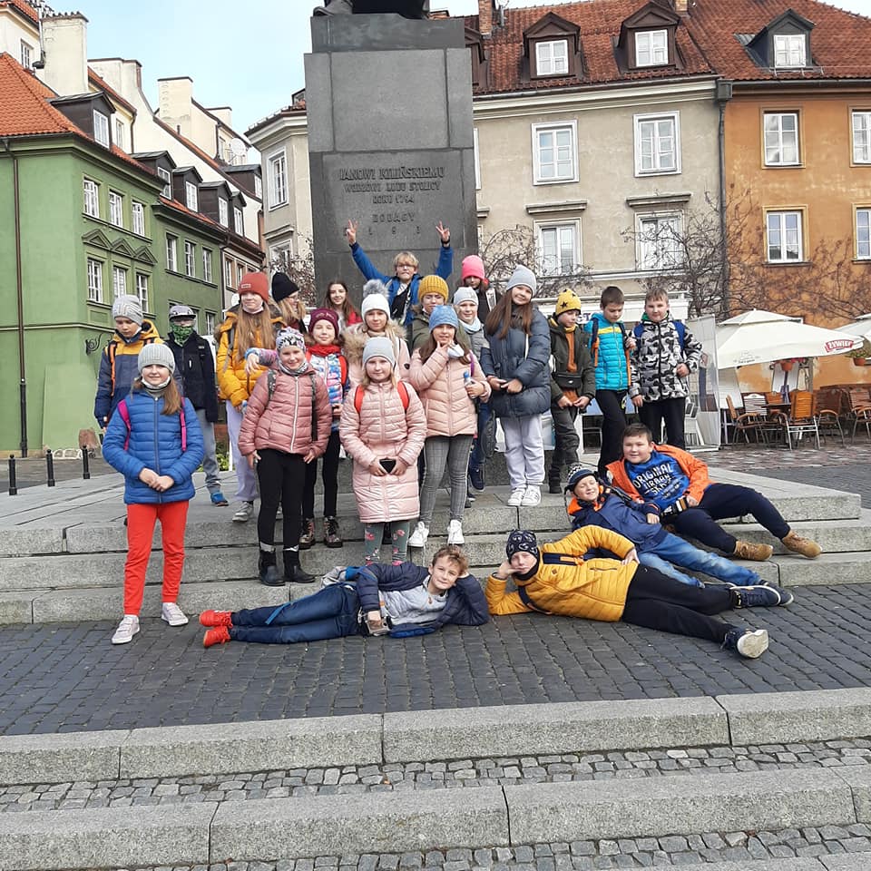 Uczniowie pod pomnikiem w Warszawie