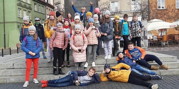 Uczniowie pod pomnikiem w Warszawie