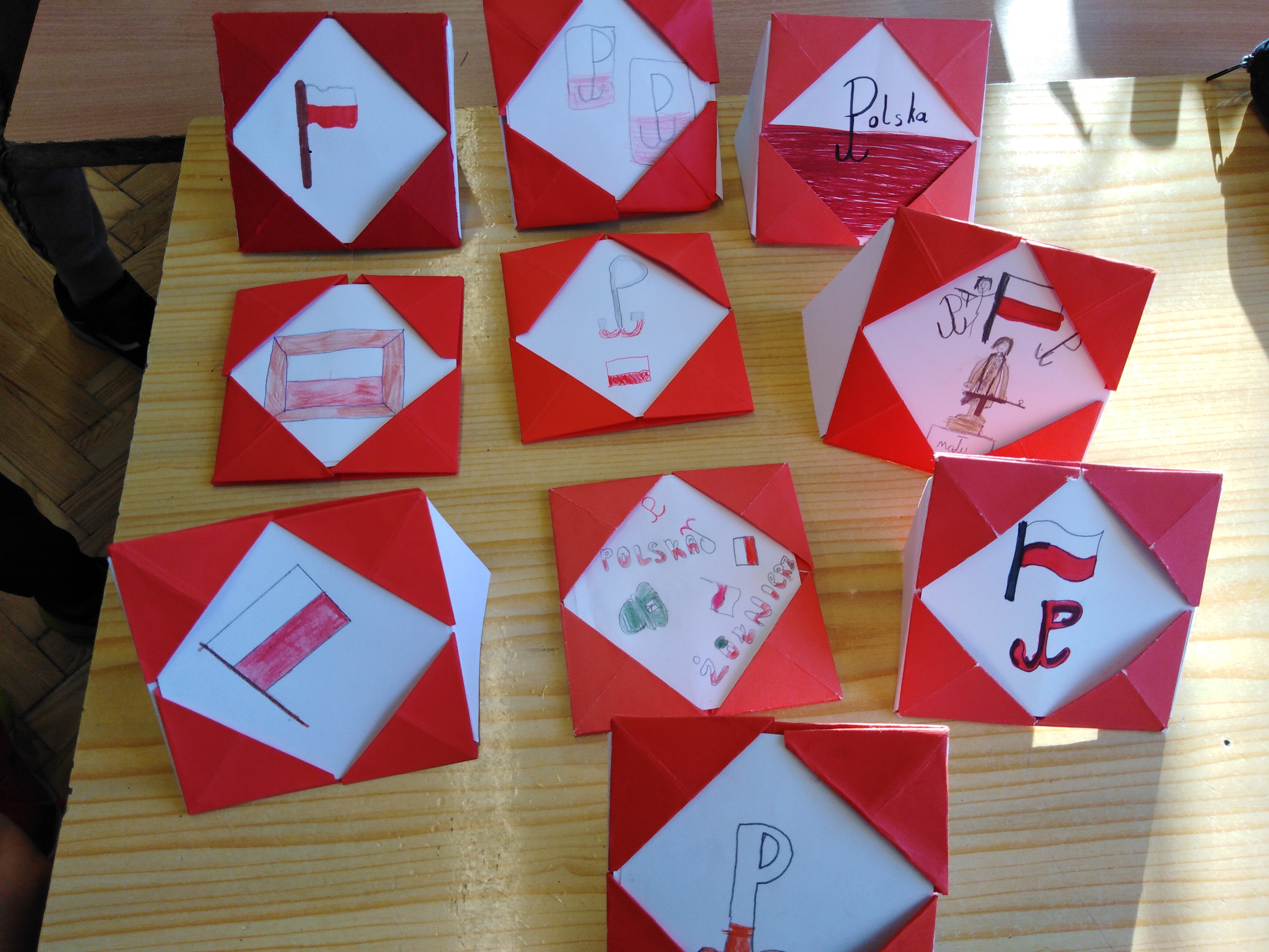 Origami w kolorach biało-czerwonych