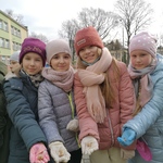 Cztery dziewczynki trzymające w rękach cebulki krokusó