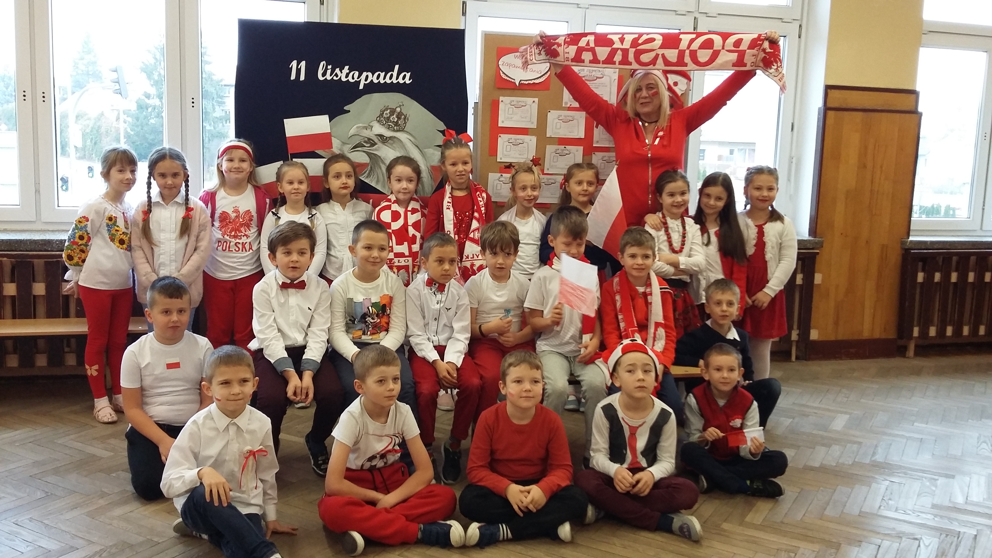 Uczniowie z wychowawczynią w barwach biało-czerwonych.