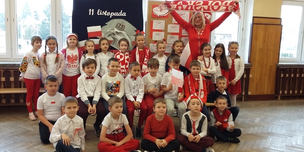Uczniowie z wychowawczynią w barwach biało-czerwonych.