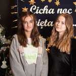 Zdjęcie świątecznie ubranych dziewczyn na tle napisu 
