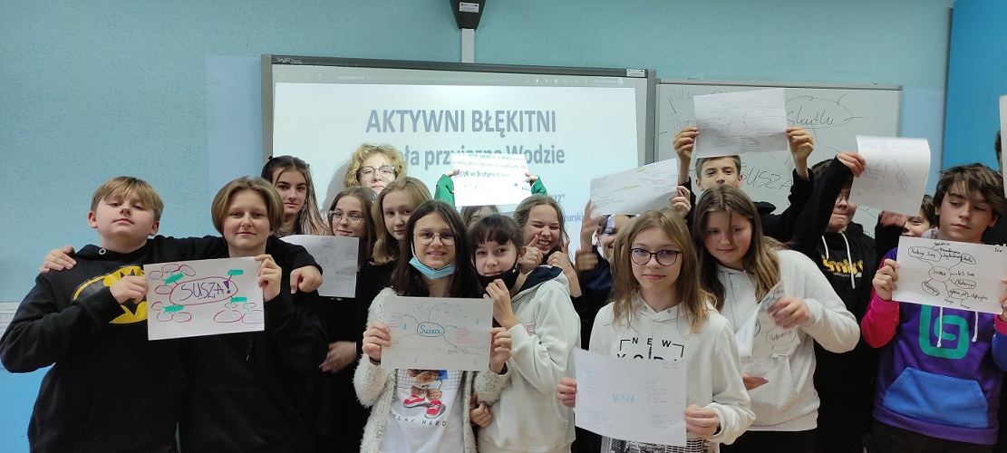 Zdjęcie klasy z pracami plastycznymi.