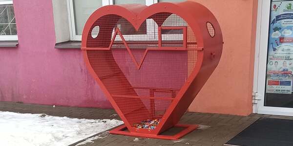 Plastikowe serce przed szkołą.