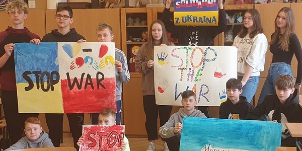 Uczniowie z plakatami przeciwko wojnie w Ukrainie.