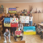 Uczniowie z plakatami przeciwko wojnie w Ukrainie.
