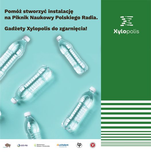 Plastikowe butelki na niebieskim tle.