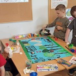 Uczniowie malują plakat na Dzień ziemi.