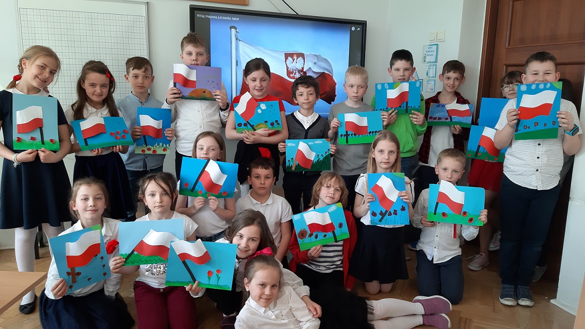 Uczniowie z flagą biało-czerwoną