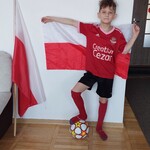 Uczeń z biało-czerwona flagą.