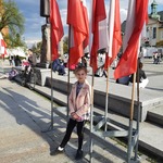 Uczeń z biało-czerwona flagą.