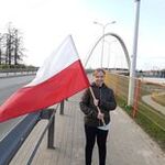 Uczeń z biało-czerwona flagą.