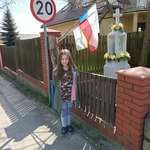 Uczeń z biało-czerwona flagą.